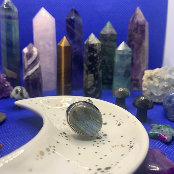 Flashy Striped Labradorite Oval Ring. .925 Sterling Plated. Size 6.5 - Picture 9 of 12